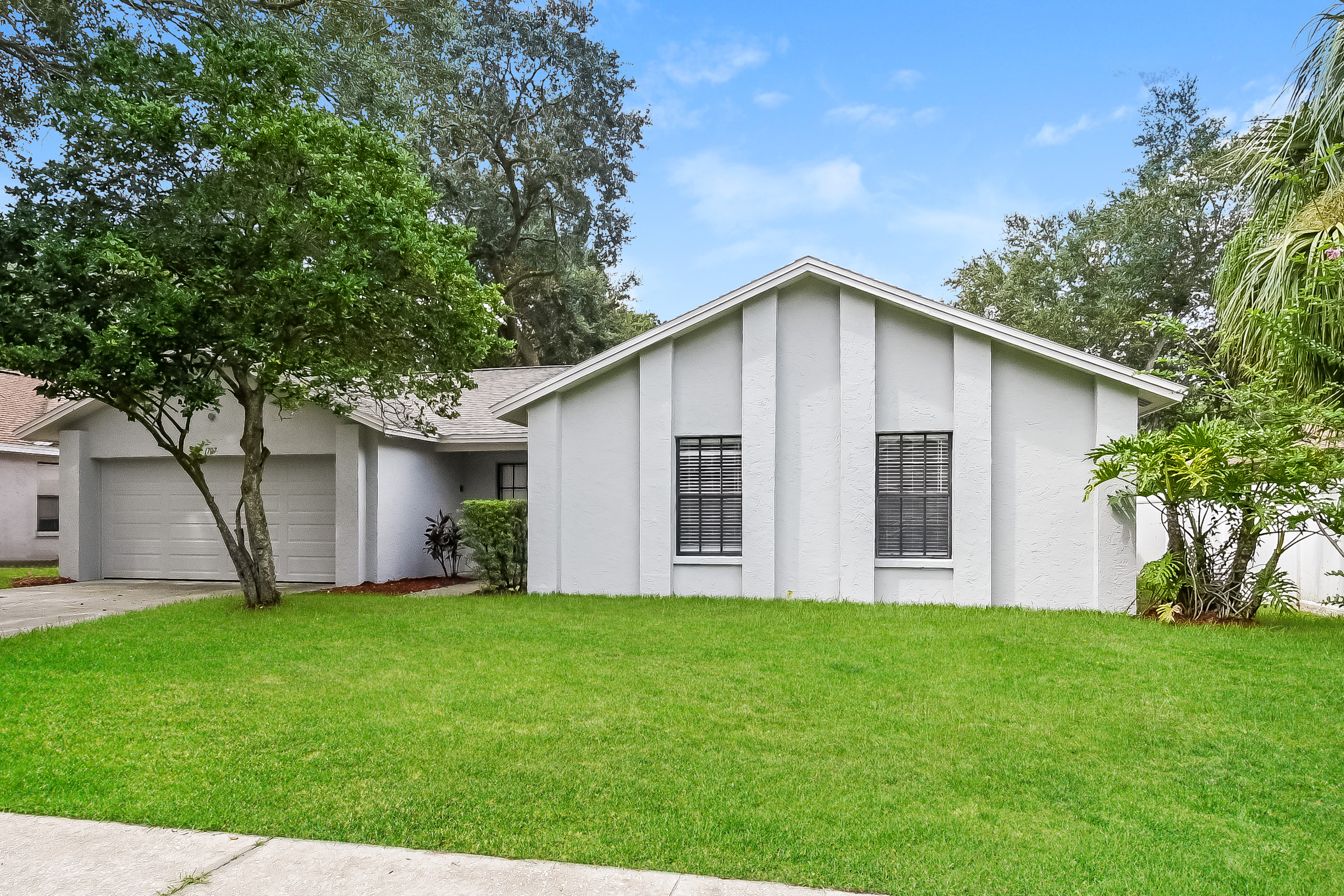 1707 Tallowtree Circle Valrico, FL 33594